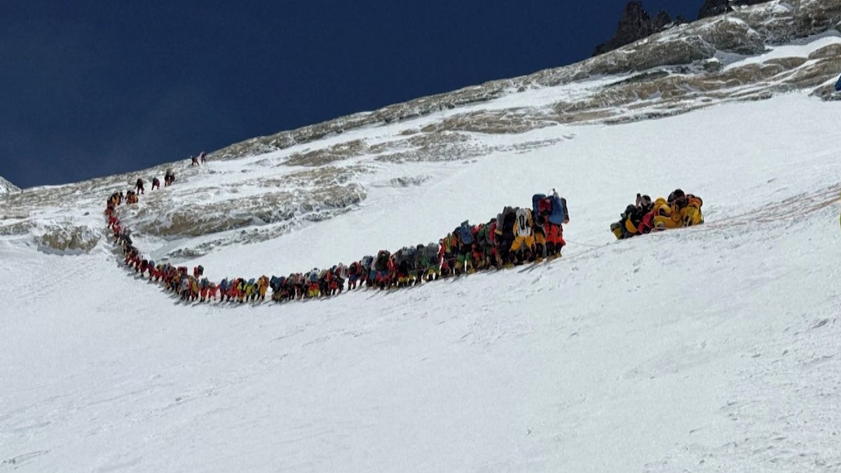 Everest zdolal z nepálské strany rekordní počet 274 turistů v jediný den