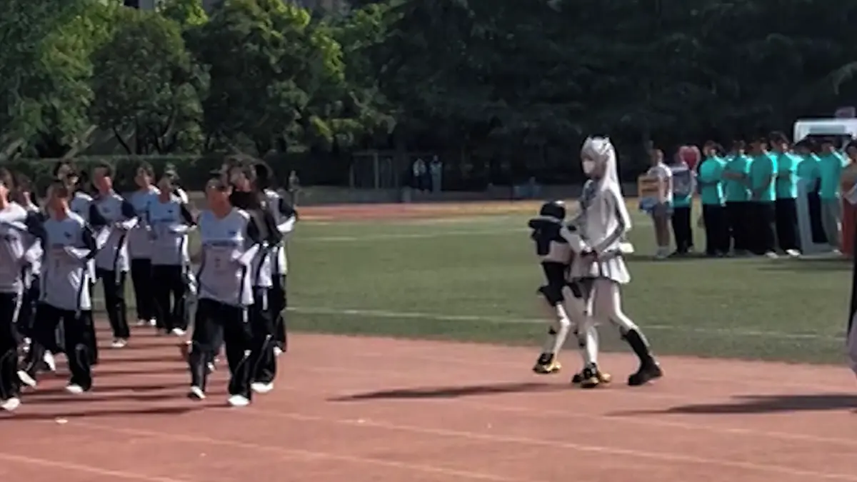 Zmatený robot si během školního vystoupení odskočil obejmout jednu z tanečnic