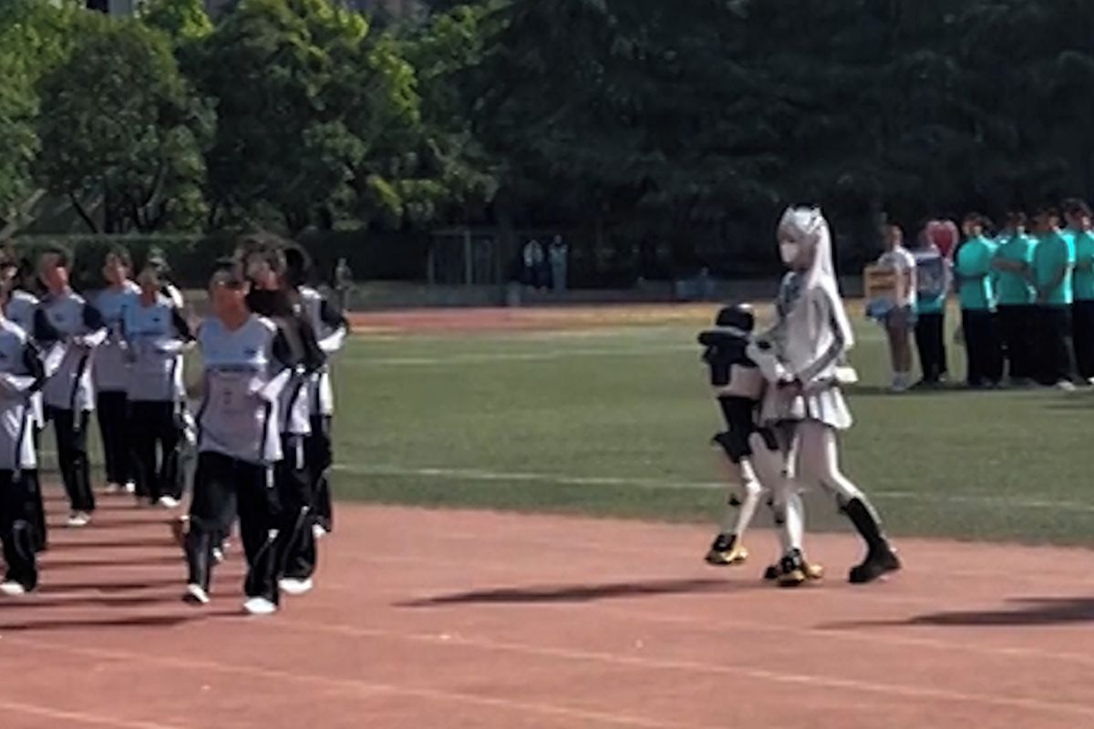 Zmatený robot během školního vystoupení dotíral na jednu z tanečnic