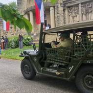 Kolona historických amerických vozů každoročně vyrazí do Velichovek z Hořic. 