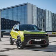 Modernizovaný Jeep Avenger dostal osvětlenou masku i upravené nárazníky.
