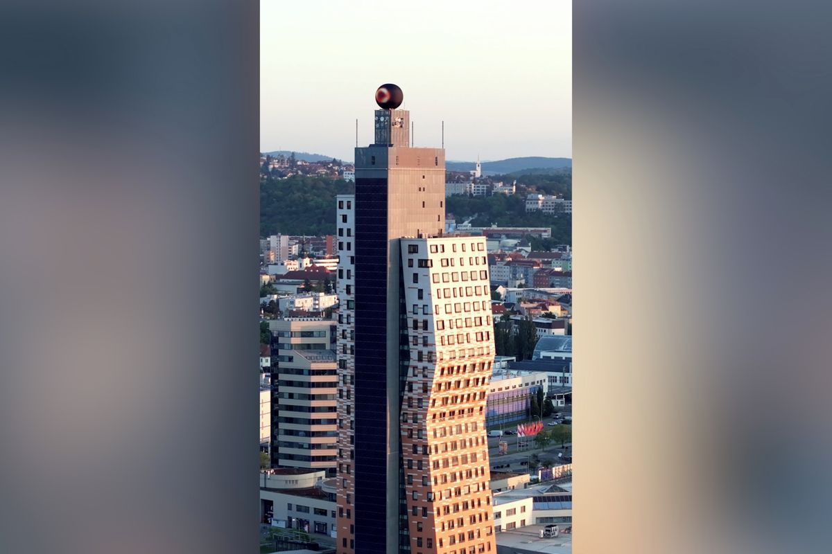 Hvězdáři nafoukli model černé díry na nejvyšší budově Česka, vypadal jako Sauronovo oko 