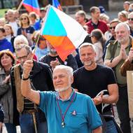 V Plzni se sešlo zhruba tisíc lidí. Pochod vyrazil z Masarykova náměstí na náměstí Míru, kde sídlí Český rozhlas.