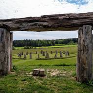 Kousek od vsi je i jedna novější pamětihodnost. Kromlech - kamenný kruh - kterému se říká Holašovické Stonehenge.