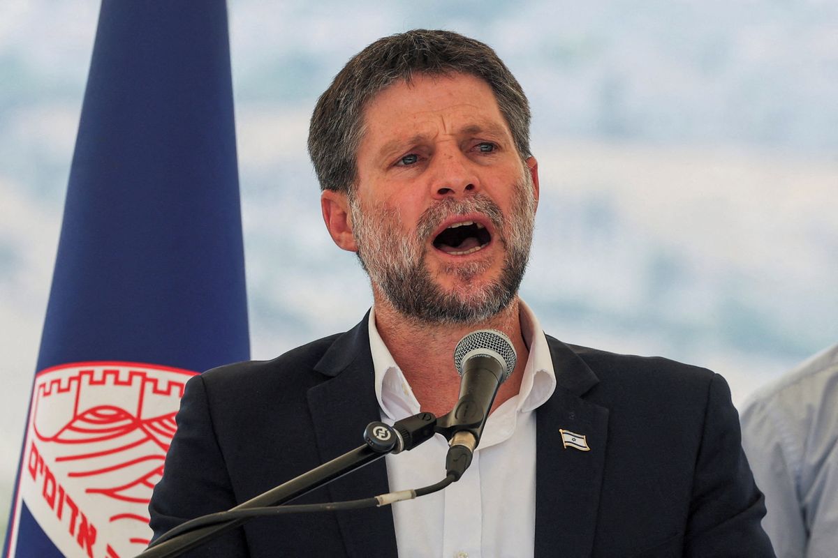 Izraelský ministr tvrdí, že na něj vydali mezinárodní zatykač. V reakci nařídil zbořit palestinskou vesnici