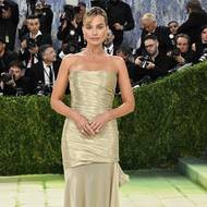 Margot Robbie v elegantních zlatých šatech Chanel.