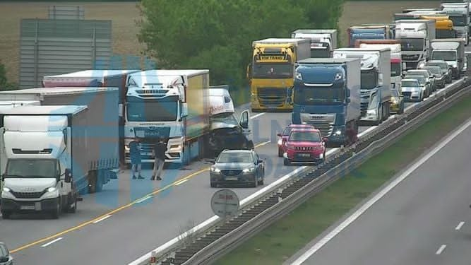 Xe tải trên đường cao tốc D2 trước Brno không kịp phanh