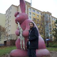 Adam Trbušek při slavnostním odhalení sochy Panoptikum na plzeňském sídlišti Lochotín v roce 2015. 