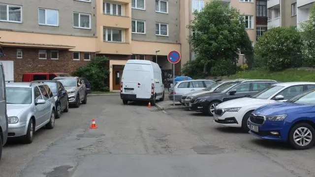 Řidič dodávky srazil v Přerově při couvání seniorku