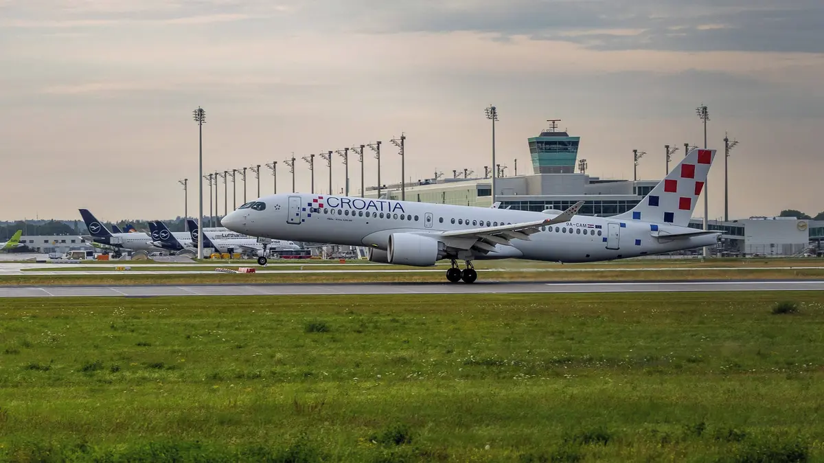 Ve Splitu vyjelo při startu mimo ranvej letadlo Airbus se 130 lidmi na palubě