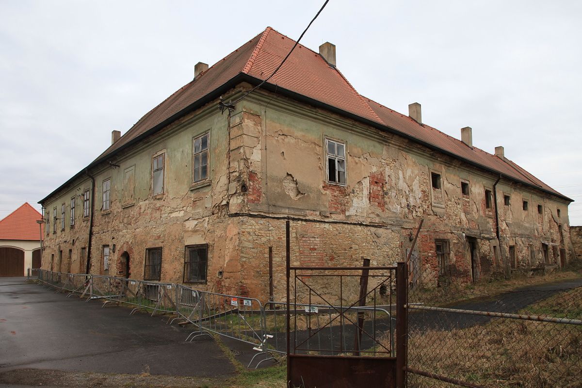 Praha plánuje nové gymnázium v historickém sídle na Suchdole