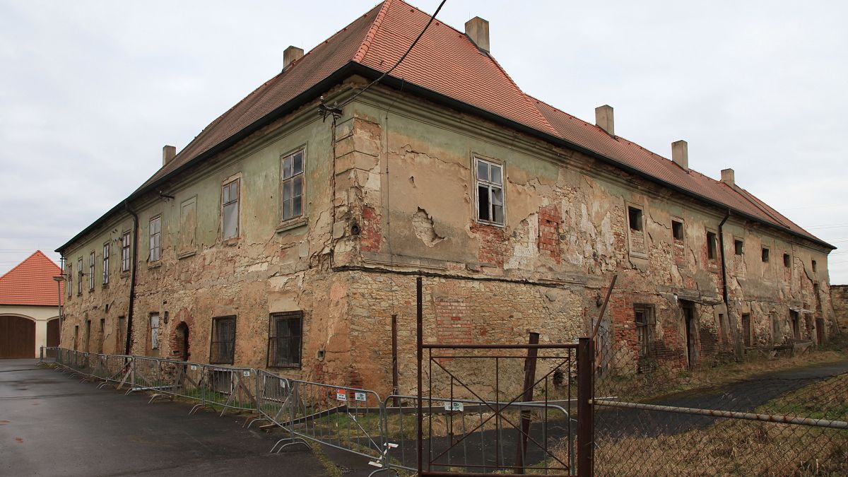Praha plánuje nové gymnázium v historickém sídle na Suchdole