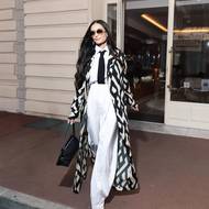 Jeden z nejlepších outfitů mimo červený koberec byly bílé elegantní kalhoty s bílou košilí, geometrickým kabátem a kravatou od návrháře Ralpha Laurena.