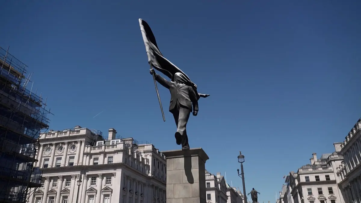 Banksy vztyčil v Londýně sochu muže s praporem, který šlape do prázdna