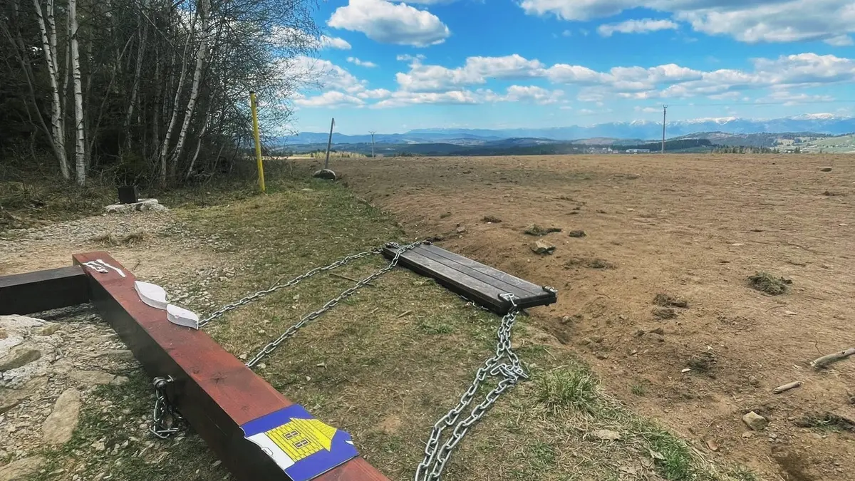 Čtyři metry vysoká houpačka na Slovensku se zlomila, když na ní byli lidé: tři zranění