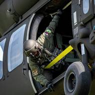 V pondělí se do hašení zapojily i dva vrtulníky Black hawk armády Slovenska. 
