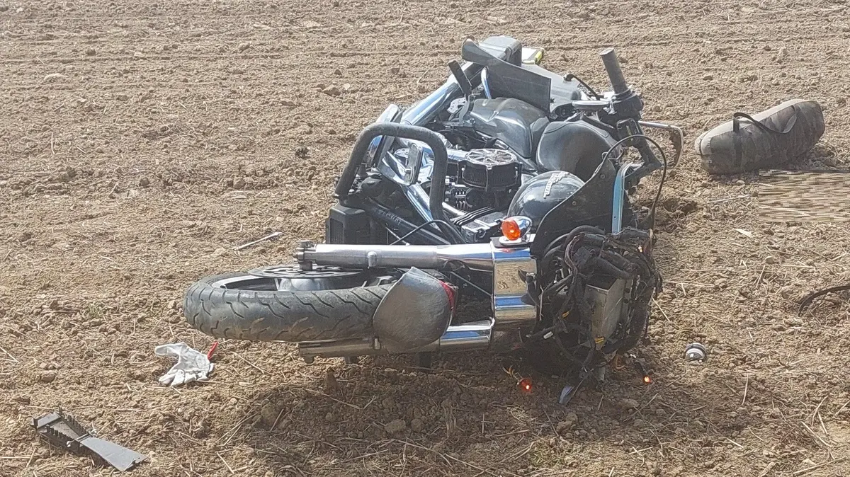 Motorkářům na Vysočině vběhli do cesty koně, harleyář po smyku skončil na poli