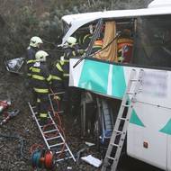 Nehoda francouzského autobusu, který vylétl z dálnice D5 nedaleko Rokycan. 