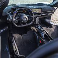 Interiér nabídne kombinaci strohého motorsportu a luxusu.