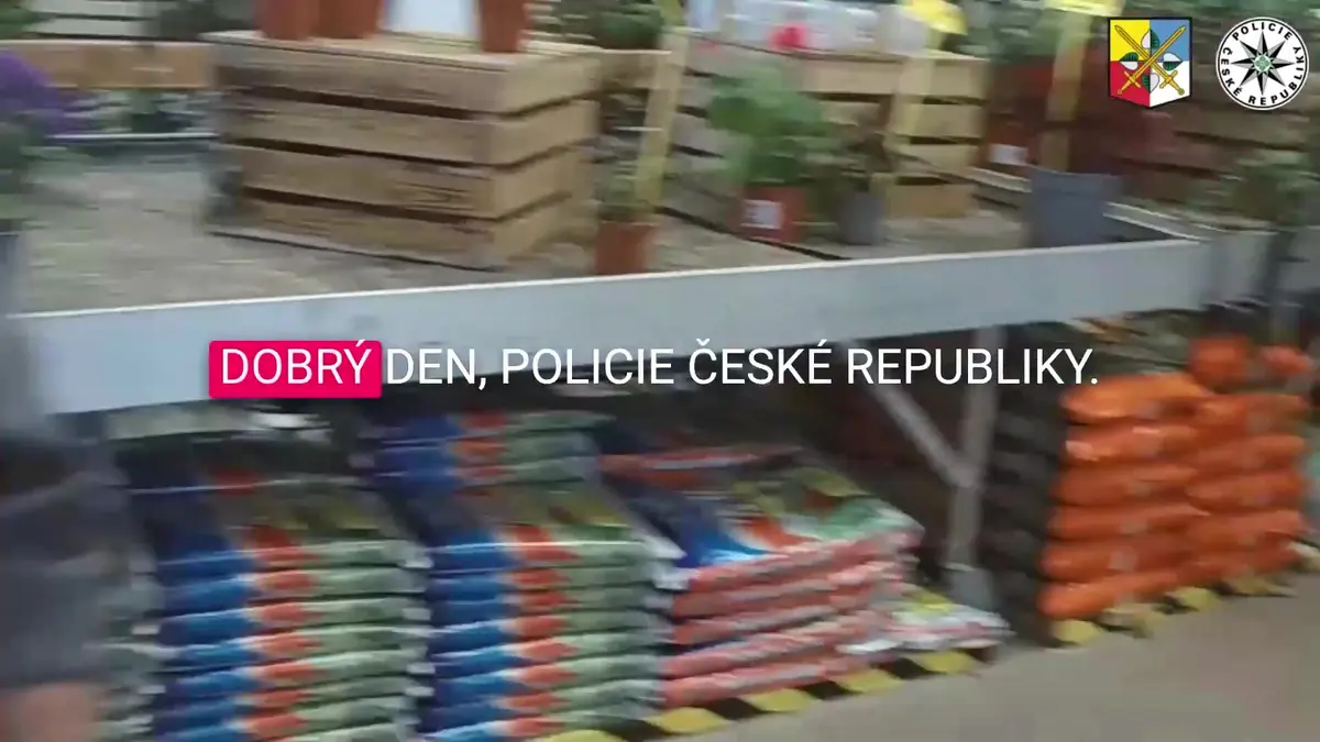 Podvodníci zmanipulovali oběť tak, že nevěřila ani skutečným policistům, které viděla na vlastní oči