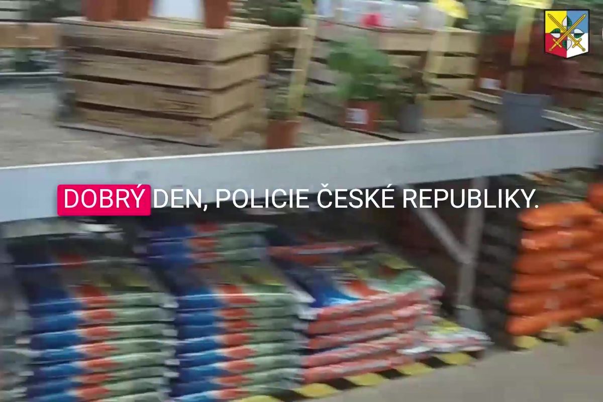 Podvodníci zmanipulovali oběť tak, že nevěřila ani skutečným policistům, které viděla na vlastní oči
