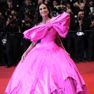 V pompézních růžových šatech s roztrhanou sukní a obří mašlí ve stylu Barbie francouzské značky Matières Fécales dorazila Demi Moore na premiéru filmu Paper Tiger.