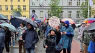 Tisíce lidí napříč Českem demonstrují na podporu veřejnoprávních médií