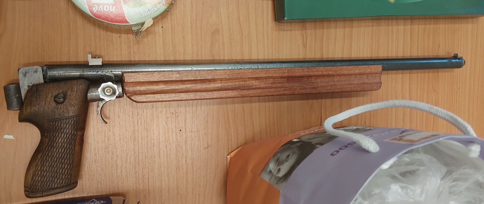 Žena na Vysočině přinesla na policii tři tašky střeliva i podomácku vyrobenou zbraň  