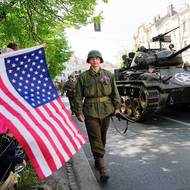 Konvoj vedl tank Sherman, který váží 30 tun.