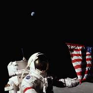 Loučení s Měsícem. Eugene Cernan tehdy ještě netuší, že ho bude 19. prosince 1972 opouštět jako zatím poslední pozemšťan, který mohl stanout na jeho povrchu…
