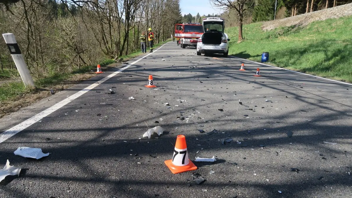 Tragické předjíždění. Motorkář na Šumpersku nepřežil srážku, dva další lidé skončili v nemocnici
