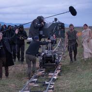Odyssea, natáčení, Christopher Nolan udílí pokyny Mattu Damonovi. Po jeho boku jde Zendaya.