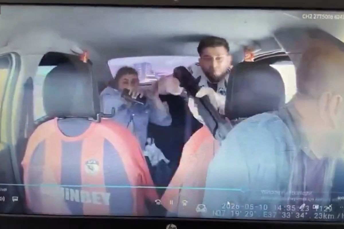 Drama v taxíku. Turecký řidič odzbrojil lupiče s brokovnicí, který ho držel jako rukojmího