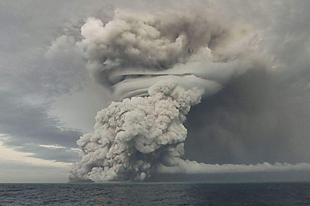 Obří erupce v Pacifiku překvapila vědce. Sopečný oblak odstraňoval metan z atmosféry