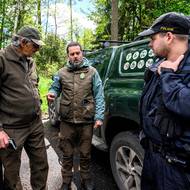 České Švýcarsko hlídají společné hlídky strážců přírody a policie. Vlevo doyen mezi strážci přírody v Českém Švýcarsku, pan Václav Nič. Na národní park dohlíží od jeho vzniku v roce 2000. 