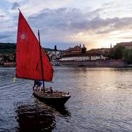 Na Vltavu vypluli veslice, plachetnice i gondoly.
