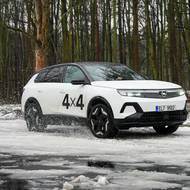 Pomoc zadního elektromotoru řidič ocení zejména na sněhu a ledu.