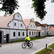 Podle seřazení domů v rovině je vidět, že vesnice kdysi vznikala „na zelené louce“.