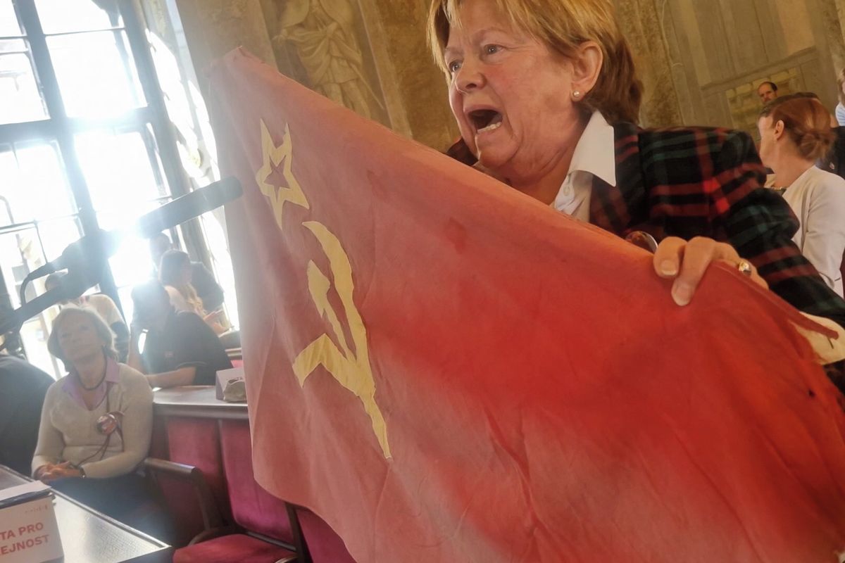 Rozohněná žena na zastupitelstvu Brna vytáhla vlajku Sovětského svazu