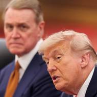 Po pravici Donalda Trumpa seděl americký velvyslanec v Číně David Perdue.
