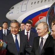 Na Vladimira Putina na letišti čekal ministr zahraničí a člen politbyra Wang I. Tedy člověk s větším vlivem. 