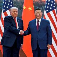 Typický „Trump handshake“, kdy si americký prezident svého partnera přitahuje k sobě