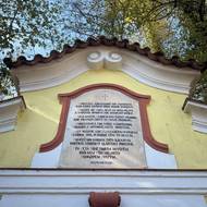 Nápis na kapličce popisuje setkání sv. Prokopa s knížetem Oldřichem.