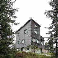 Architekt Clemens Holzmeister Hahnenkamm navrhl horský dům v Rakousku v Kitzbühelu.