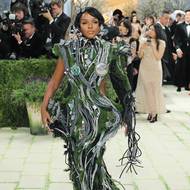 Prostorově výraznou róbu zvolila nebinární umělkyně Janelle Monae.