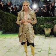Modelka a aktivistka s umělýma nohama Lauren Wasserová sladila svůj outfit se svými zlatými protézami.