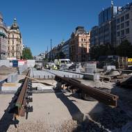 Pokládání tramvajových kolejí na Václavském náměstí.
