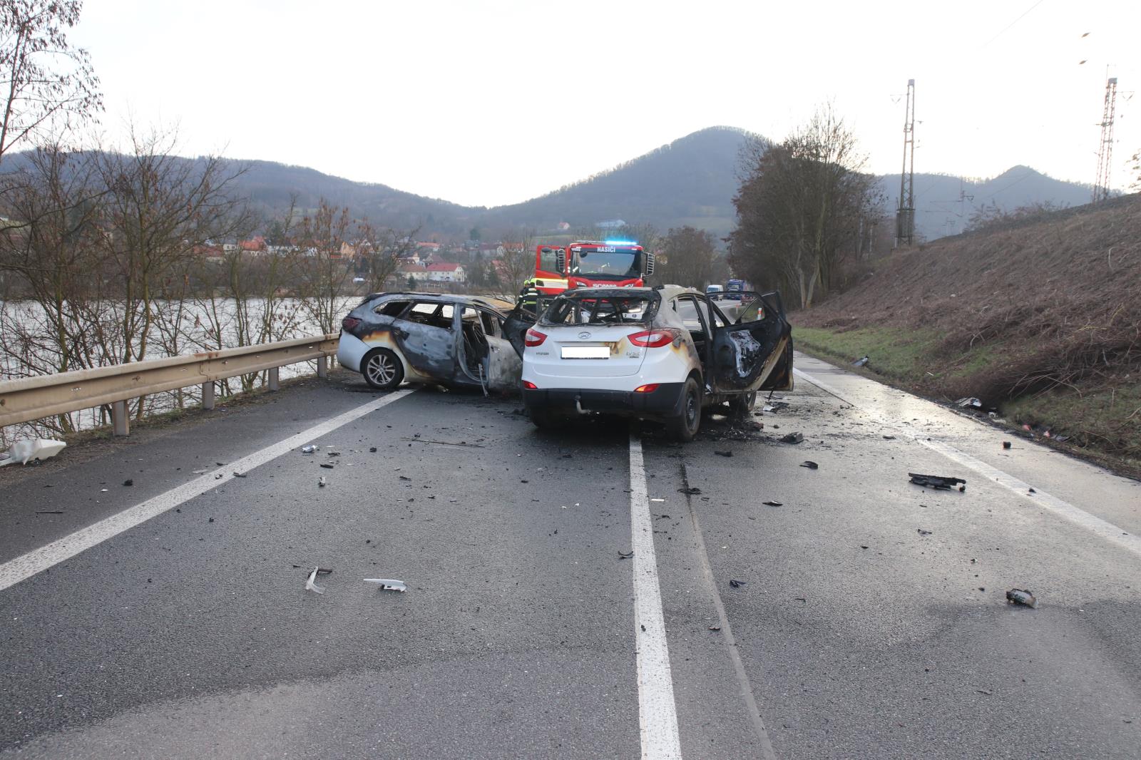 Gentlemani silnic na Ústecku zachránili zraněné řidiče a z hořícího auta vytáhli zaklíněnou ženu