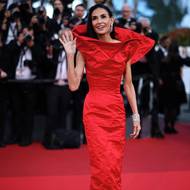 Šaty od Gucciho sladěné s červeným kobercem a doplněné šperky Chopard vynesla třetí den festivalu.