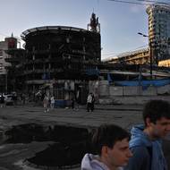Kromě závodu na rakety zničil ruský útok také obchodní centrum, tržnici a obytné domy.